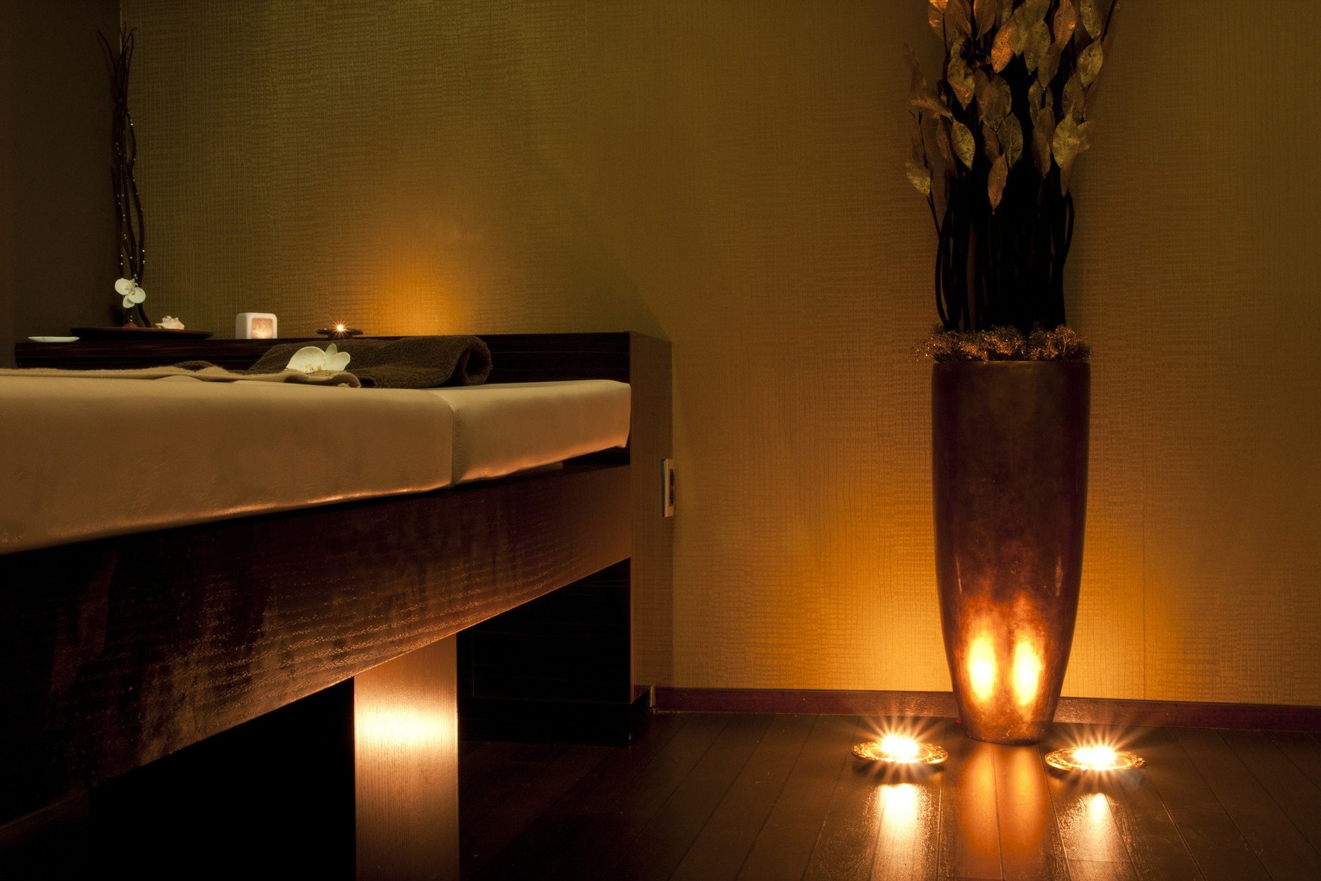 Zenora Spa mum ışığında masaj odası